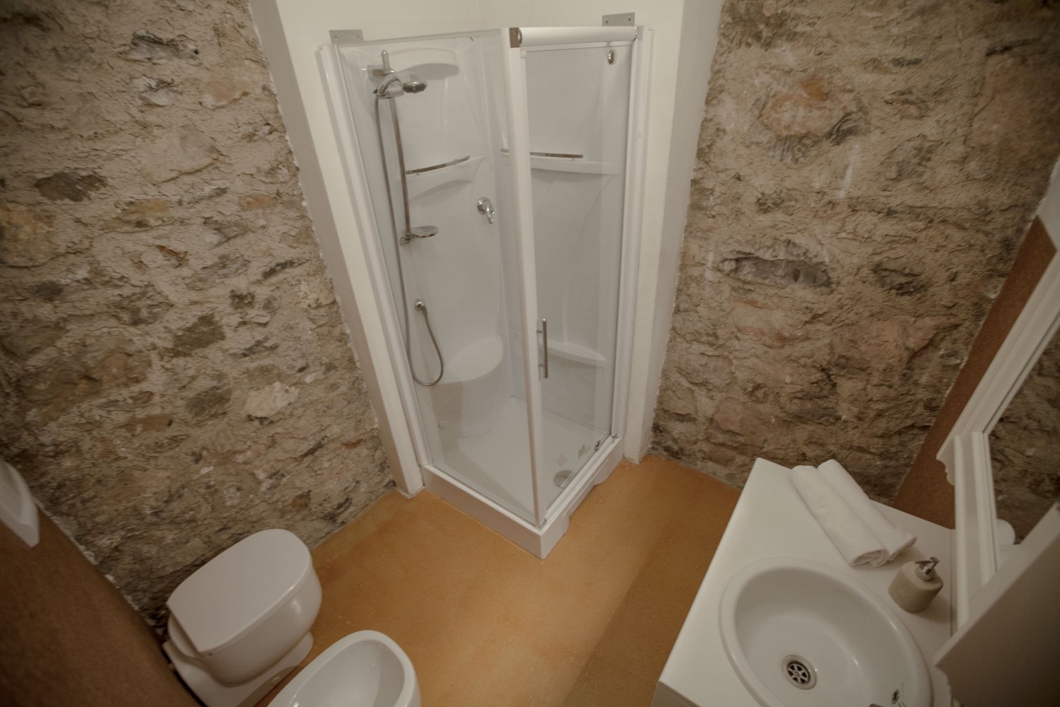 Bergamotto — bagno con parete in pietra