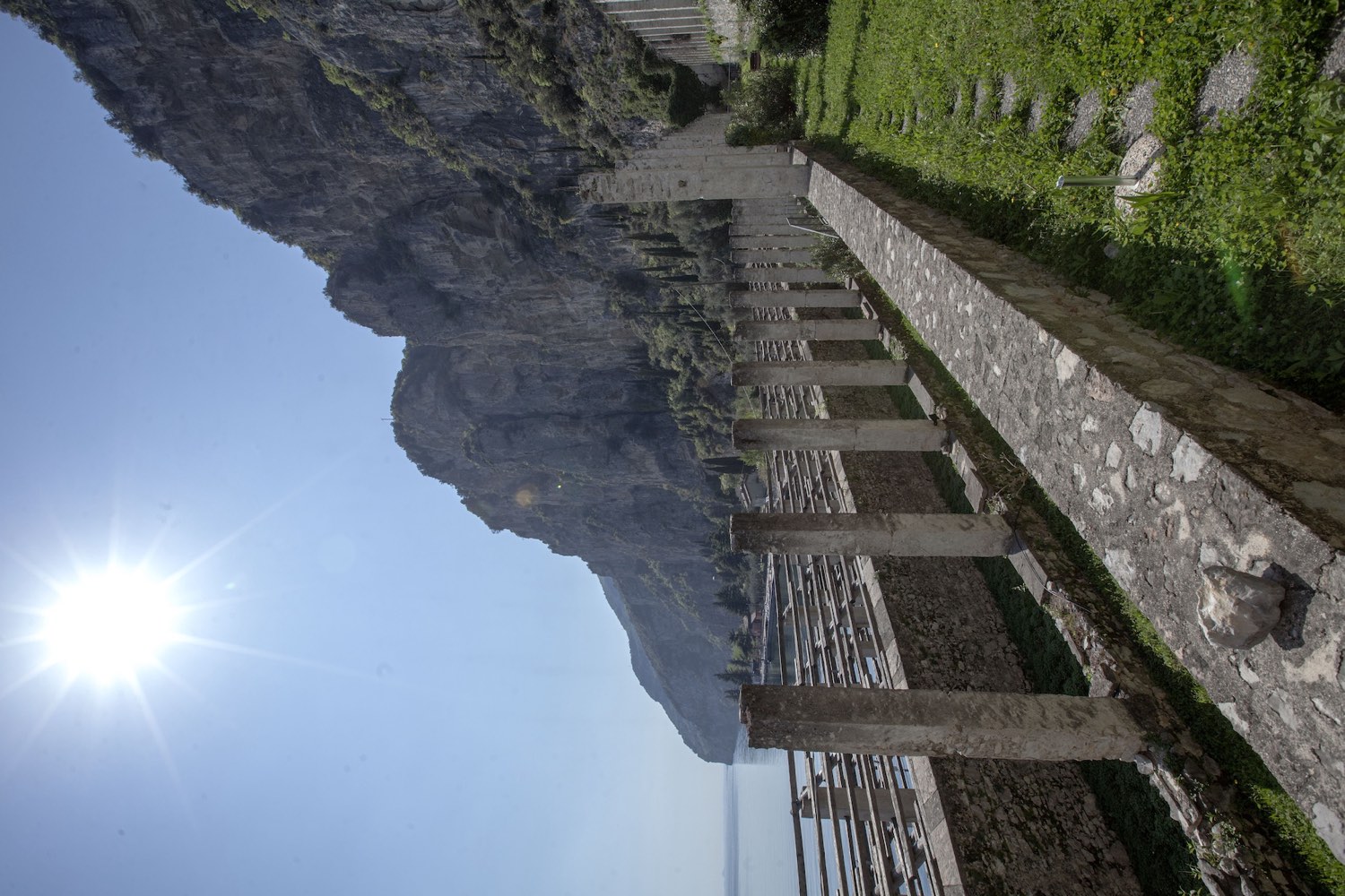Clementina — le colonne della limonaia e il lago