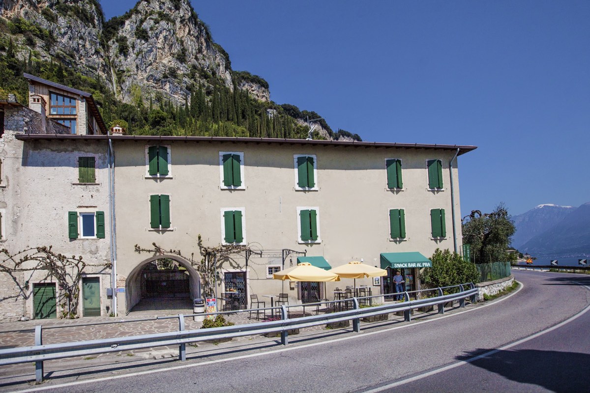 L'Hotel Prà de la Fam sulla Gardesana, con la terrazza affacciata sul lago