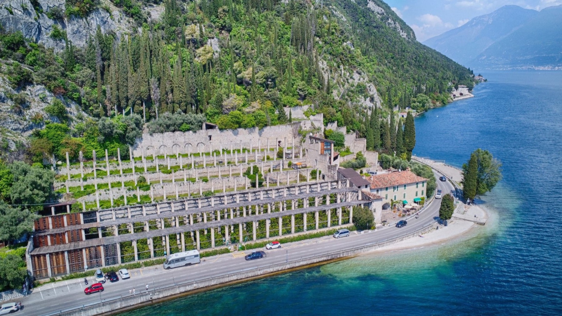 Le terrazze della Limonaia del Prà de la Fam viste dall'alto, con il lago di Garda