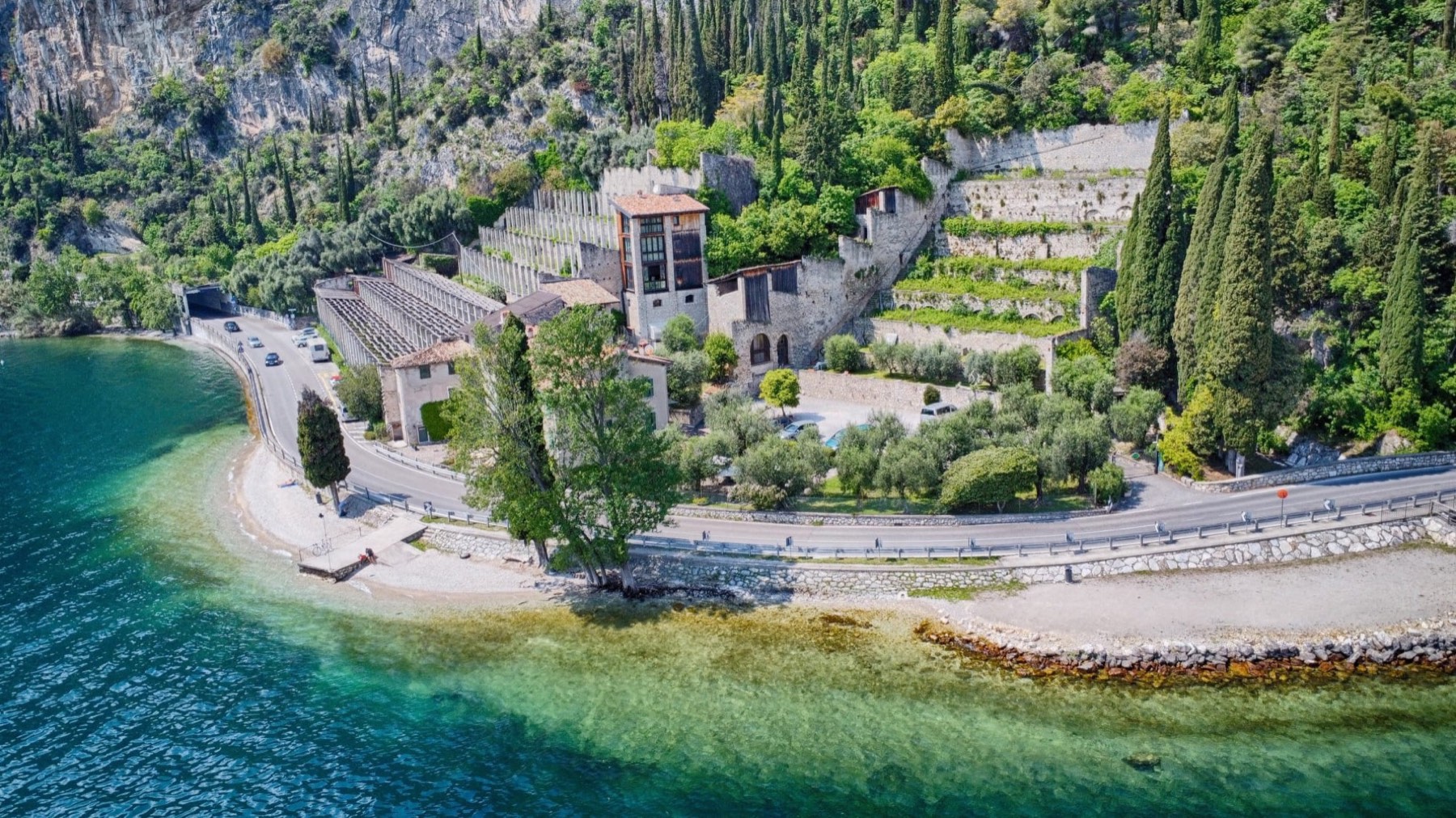 Il promontorio del Prà de la Fam sul lago di Garda, con la spiaggia e la strada gardesana